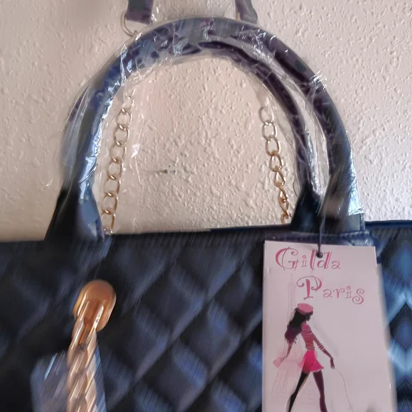 Gilda Paris Chic Black Quilted Tote with Gold Chain Accents - Picture 13 of 14